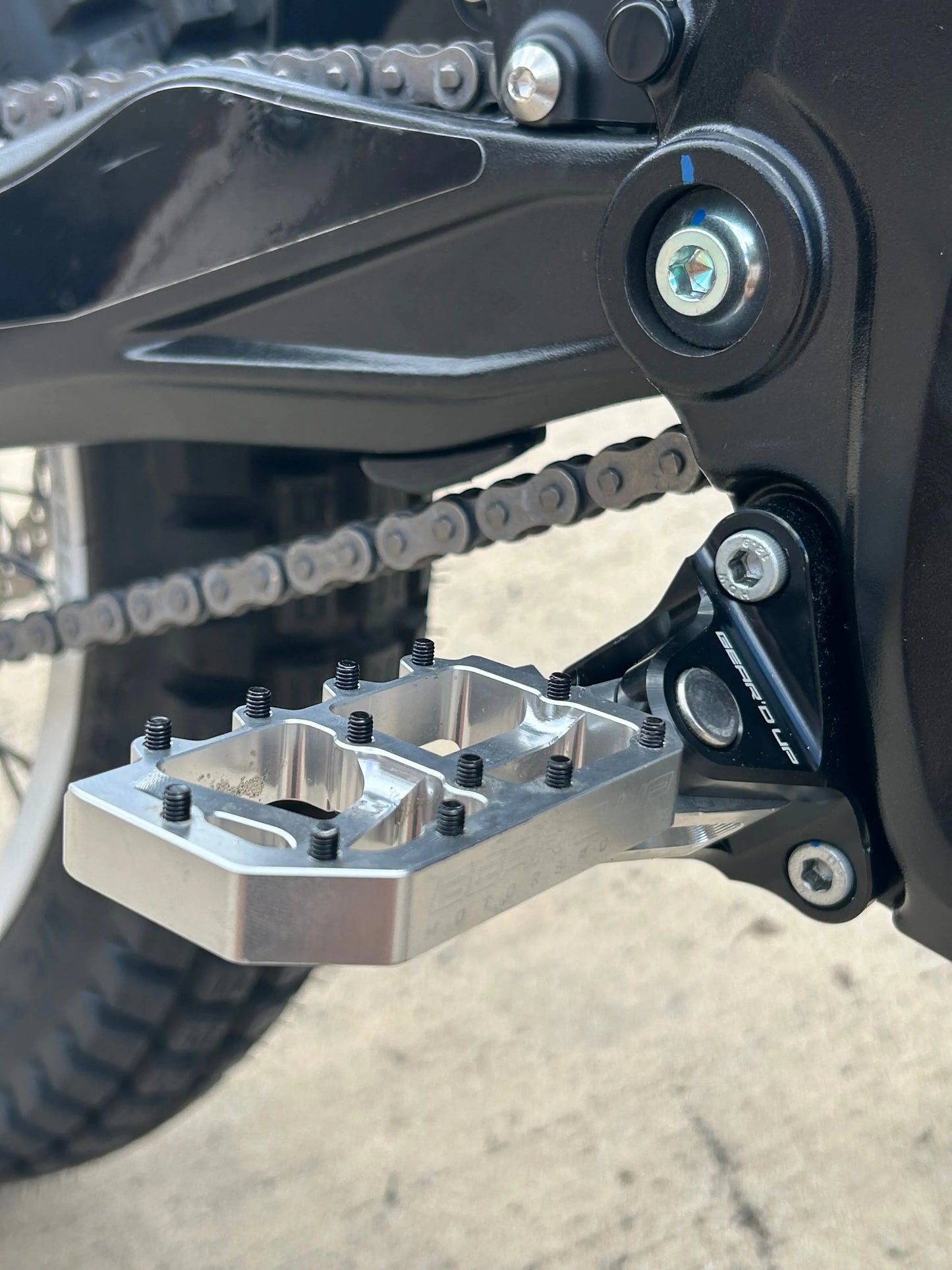 Ultra Bee Foot Pegs